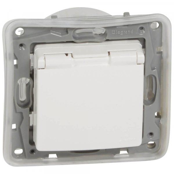 Розетка 2К+З Legrand Etika 16A 250V с/з со шторками винтовой зажим немецкий стандарт слоновая кость 672322