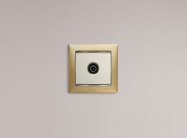 Розетка телевизионная TV СП Valena 1.5дБ 2400МГц с топологией "звезда" механизм сл. кость IEK 774329