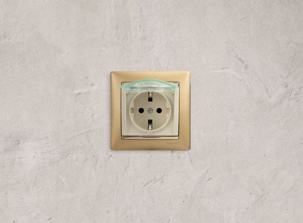 Розетка 1-м СП Valena 16А IP44 2P+E защ. шторки с крышкой немецк. стандарт механизм сл. кость IEK 774120